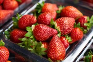 Mengenal Generasi Strawberry: Fenomena Generasi Masa Kini - Ujione.id ...